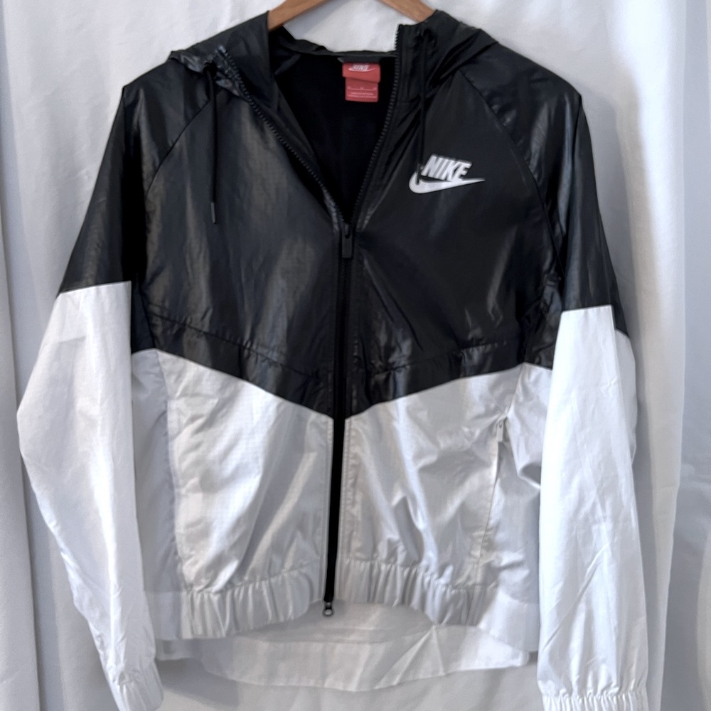 Womens Nike jacket, never worn! No new tags! Size medium!
